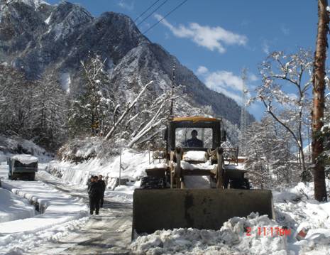 裝載機正在清除路面積雪